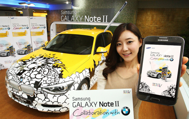 삼성전자 최신 스마트폰 갤럭시 노트2와 글로벌 명차 BMW가 손잡았다. 양사는 갤럭시 노트2로 디자인한 그림을 BMW 1시리즈에 래핑, 이를 내달 12일까지 삼성동 코엑스몰 내 센트럴프라자에서 전시한다. 차량에 래핑한 이미지는 그래픽 디자이너이자 페인팅 작가로 유명한 신동진 작가가 맡아 BMW 1시리즈의 도시적인 이미지를 표현했다. 이번 디자인 작업 과정을 담은 영상을 비롯해 이벤트에 대한 자세한 내용은 ‘갤럭시노트 2’ 마이크로사이트 (www.howtolivesmart.com/galaxynote2)에서 확인할 수 있다.  [사진제공=삼성전자]