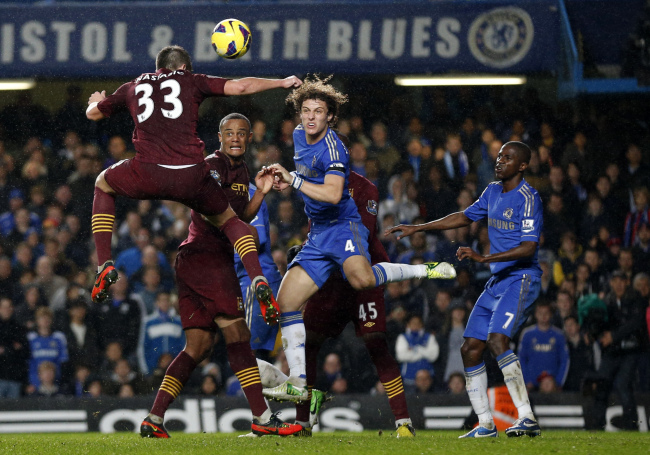 Manchester City’s Matija Nastasic (33) attempts a header against Chelsea on Sunday.   AP-Yonhap News