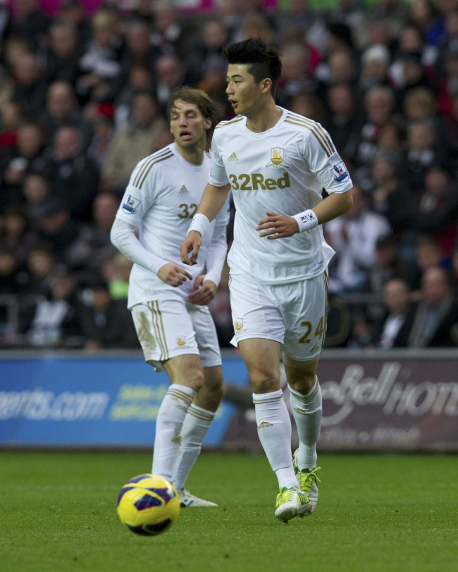 기성용(축구선수/스완지 시티AFC/MF)
Swansea City’s Ki Sung-yueng controls the ball on Sunday.
AP-Yonhap News