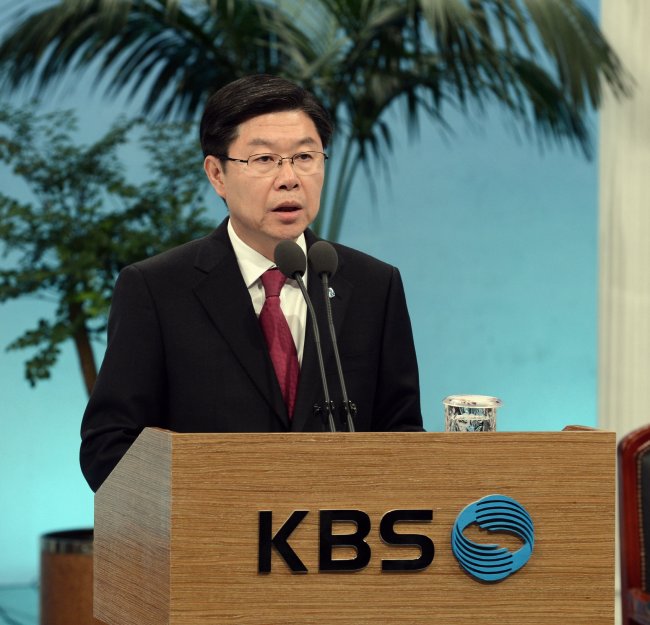 길환영(언론인/KBS사장)
정권 말, 대통령선거를 20여일 앞두고 KBS 20대 사장으로 취임한 길환영(58) 사장이 첫 걸음을 뗐다. 애초 26일로 예정했던 취임식을 업무 공백을 우려해 23일로 앞당기는 등 의지를 보이고 있다.