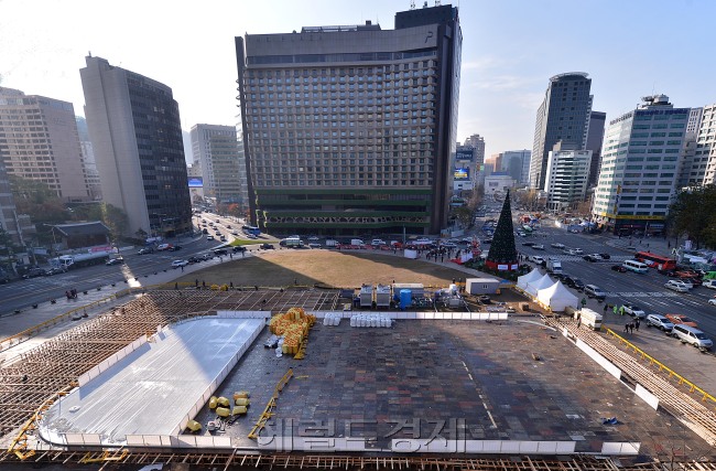 서울광장 야외 스케이트장이 다음달 14일 개장을 앞둔 가운데 26일 오전 공사가 한창이다. 서울도서관 앞에 설치되는 스케이트장의 규모는 광장의 절반인 1,800㎡이다.<br />이상섭 기자. babtong@heraldcorp.com 2012.11.26
서울광장 야외 스케이트장이 다음달 14일 개장을 앞둔 가운데 26일 오전 공사가 한창이다. 서울도서관 앞에 설치되는 스케이트장의 규모는 광장의 절반인 1,800㎡이다.
이상섭 기자. babtong@heraldcorp.com 2012.11.26
서울광장 야외 스케이트장이 다음달 14일 개장을 앞둔 가운데 26일 오전 공사가 한창이다. 서울도서관 앞에 설치되는 스케이트장의 규모는 광장의 절반인 1,800㎡이다.
이상섭 기자. babtong@heraldcorp.com 2012.11.26
