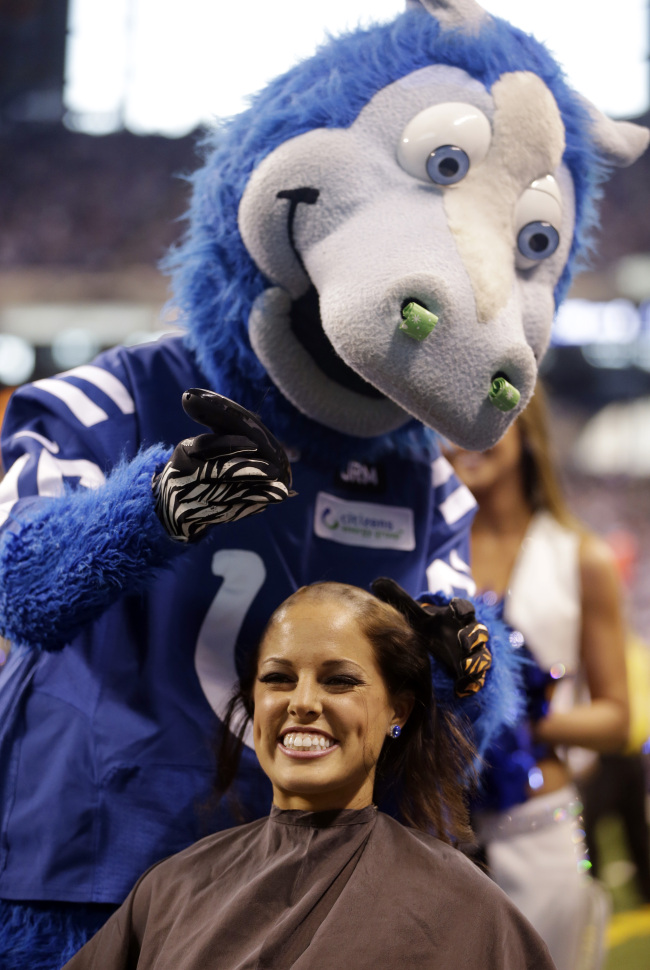 An Indianapolis Colts cheerleader has her head shaved by the Colts’ mascot on Sunday. The shaving was for raising money for leukemia research in honor of head coach Chuck Pagano.   AP-Yonhap News