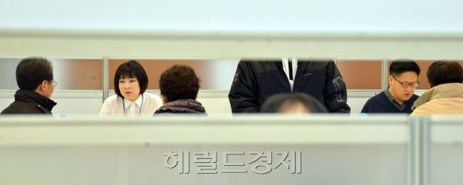 4060세대를 위한 취업 창업 골드 페스티벌이 26일 오전 서울 코엑스에서 열려 구직자들이 취업 상담을 하고 있다.<br />김명섭 기자 msiron@heraldcorp.com
4060세대를 위한 취업 창업 골드 페스티벌이 26일 오전 서울 코엑스에서 열려 구직자들이 취업 상담을 하고 있다.
김명섭 기자 msiron@heraldcorp.com