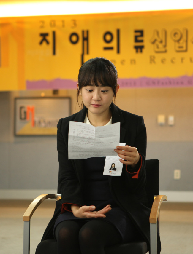 문근영(배우)
SBS 주말특별기획 ‘청담동 앨리스’의 문근영이 화려한 불어 실력을 선보여 화제다.
최근 서울 상암동 한 사무실에서 진행된 극중 면접장 촬영에서 문근영은 불어면접관으로 카메오 출연한 방송인 겸 모 대학 불어교수인 이다도시의 질문에 거침없이 불어로 대답해 눈길을 끌었다.