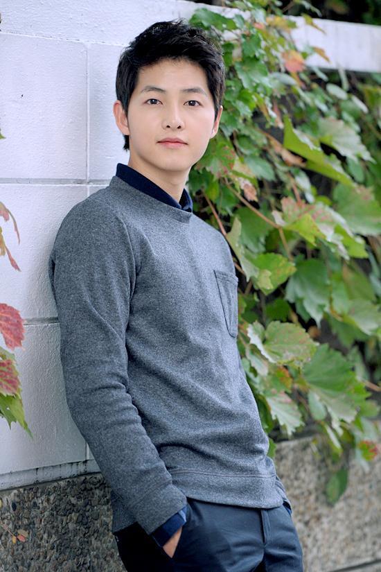 송중기(배우)
그야말로 송중기 전성시대다. 그는 최근 인기리에 종영한 수목 드라마 ‘착한남자’와 현재 600만 관객을 돌파한 ‘늑대소년’으로 흥행 2연타를 날렸다. 먼저 송중기는 ‘착한남자’로 파격적인 변신을 시도했다. 극중 강마루로 분한 그는 기존의 ‘밀크남’ 이미지를 완전히 벗은 연기를 펼쳤다. 특히 외모와는 달리 남성적인 매력으로 박시연(한재희 역)과 문채원(서은기 역)을 사로잡으며 여성 시청자들의 마음을 설레게 했다.