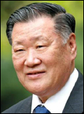 정몽구(기업인/현대기아자동차그룹 회장)
현대자동차가 최근 중국 자동차 시장에서 누적 판매 대수 400만대를 돌파하며 고속 질주를 이어가고 있다. 특히 반일 감정 악화로 일본 업체들의 점유율이 줄어들고 있는 가운데, 현대차와 기아차는 지난달 또 다시 두자릿수 점유율(양사 합계)을 돌파하는 등 반사이익을 톡톡히 누리고 있다.