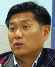 박상엽(기업인/하이비젼시스템 최고재무책임자)
휴대폰 카메라모듈 자동검사장비 전문업체 하이비젼시스템의 최고재무책임자(CFO) 박상엽<사진> 이사는 26일 “보수적으로 봐도 내년에 올해 이상 실적을 내게 될 것”이라며 “수출 비중도 내년에 배 정도 늘어날 것으로 예상한다”고 말했다.