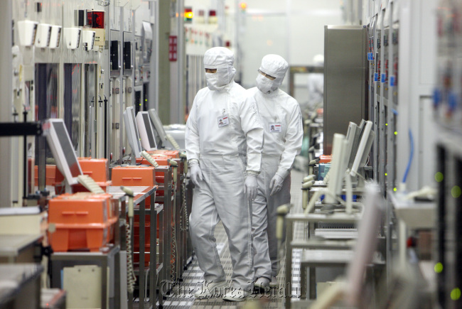 Employees work at Renesas Electronics Corp.’s Naka plant in Hitachinaka city, Japan.    Bloomberg