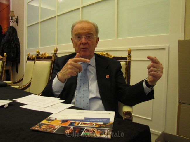 조르제 삼파이오(Jorge Sampaio/정치인)
Jorge Sampaio, former Portuguese president and the United Nations secretary-general’s special envoy to stop tuberculosis, speaks during an interview with The Korea Herald on the sidelines of a regional meeting of the Stop TB Partnership in Seoul on Thursday.   Philip Iglauer/The Korea Herald