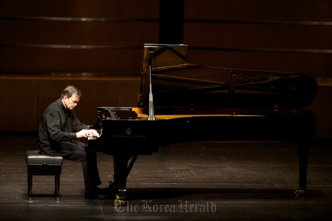 Pierre-Laurent Aimard.   LG Arts Center