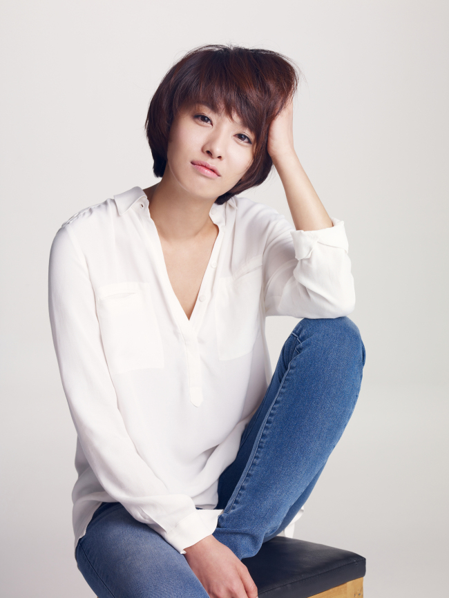 박정아(배우/가수)
‘가수 겸 배우’라는 타이틀, 그리고 ‘걸그룹 출신 배우’라는 수식어가 어색하지 않은 요즘이다. 2001년 4인조 여성그룹 쥬얼리로 가요계 데뷔를 알린 박정아 역시 ‘~출신’ 여배우 중 하나다. 처음부터 배우라는 직업으로 연예계에 입문하지 않았기 때문에 더 노력해야 했고, 힘든점도 있었다. 하지만 이젠 주말극을 이끌어가는 배우로 당당히 자리매김했다.