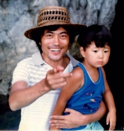문재인(대통령후보/국회의원/민주통합당)
중화권 톱스타 금성무를 닮은 문재인 민주통합당 대선 후보의 과거 사진이 화제에 올랐다. 문 후보의 부인 김정숙 씨는 지난 23일 자신의 트위터(@happykjs1219)에 문 후보와 아들이 함께 찍은 사진을 게재했다.