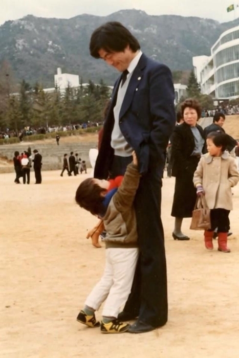 문재인(대통령후보/국회의원/민주통합당)
중화권 톱스타 금성무를 닮은 문재인 민주통합당 대선 후보의 과거 사진이 화제에 올랐다. 문 후보의 부인 김정숙 씨는 지난 23일 자신의 트위터(@happykjs1219)에 문 후보와 아들이 함께 찍은 사진을 게재했다.