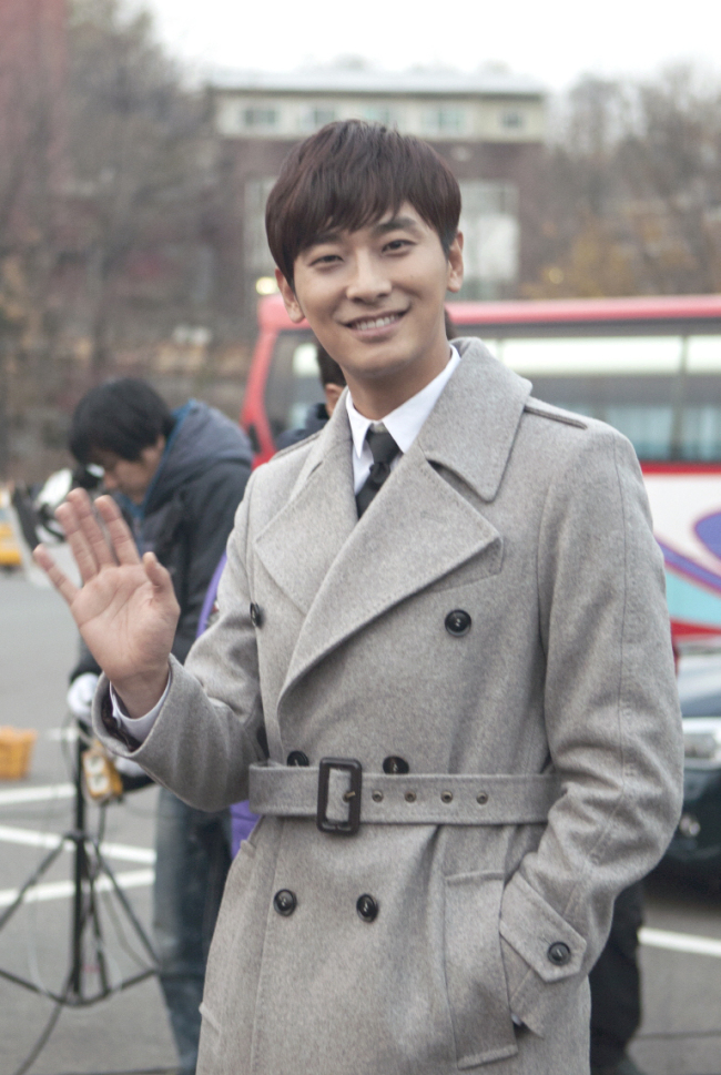 주지훈(배우)
주지훈이 SBS 주말 드라마 ‘다섯손가락’ 종영 소감을 전했다.
주지훈은 자신의 공식 홈페이지를 통해 “유지호라는 이름으로 여러분들과 만났던 시간은 배우로서 많이 고민하고, 새로운 것을 배울 수 있었던 시간이었다” 라며 “지금 말로 다 표현할 수 없는 감사의 마음은 앞으로 더 보여드리도록 하겠다”고 소감을 전했다.