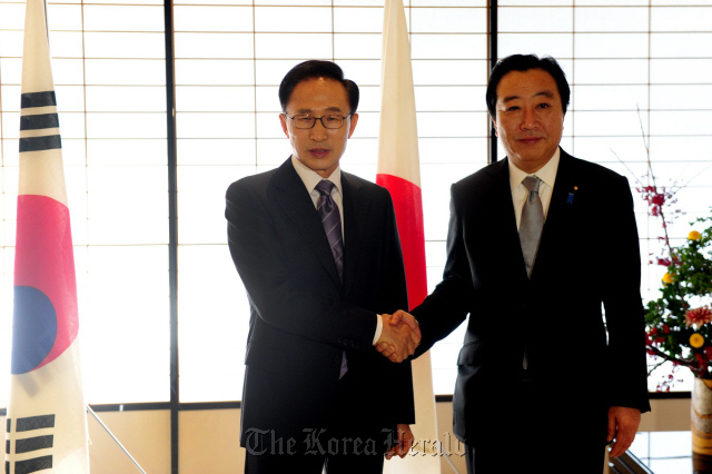 President Lee Myung-bak (left) and Japanese Prime Minister Yoshihiko Noda shakes before their summit in Kyoto on Dec. 18, 2011. (Cheong Wa Dae)