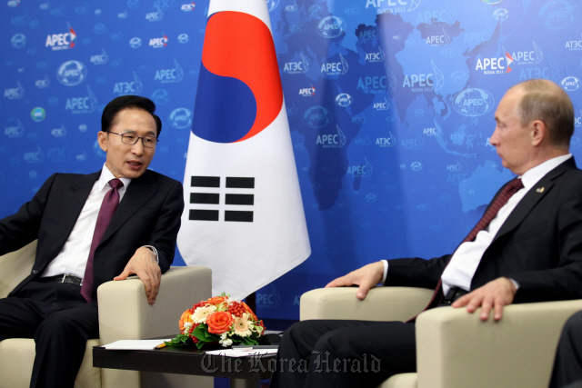 President Lee Myung-bak (left) speaks with Russian President Vladimir Putin during their meeting on the sidelines of the Asia-Pacific Economic Cooperation summit in Vladivostok on Sept. 8. (Cheong Wa Dae)