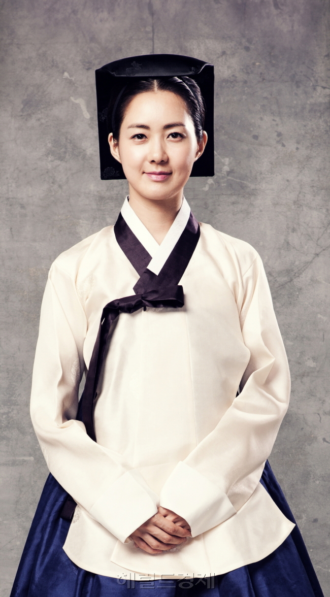 이요원(배우)
이병훈 사극의 특징은 주인공의 석세스 스토리다. 갖은 고난과 훼방을 물리치고 목적을 달성하는 선한 주인공의 이야기다. ‘허준’ ‘상도’ ‘대장금’ ‘서동요’ ‘이산’ ‘동이’가 모두 그랬다. MBC 월화사극 ‘마의’도 마찬가지다. 수의사로 시작해 파란만장한 삶을 살며 어의까지 오른 백광현(조승우 분)이 헌신적인 인술을 펼쳤던 이야기다. 그래서인지 ‘마의’가 시작할 때만 해도 주목도가 별로 높지 않았다. 사극 최고의 거장 이병훈 PD가 연출한 사극치고는 출발이 미약했다. 하지만 이야기가 본격적으로 진행되자 탄력을 받기 시작했다. 이병훈 스타일의 안정적인 전개 방식이 먹혔다.