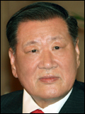 정몽구(기업인/현대기아자동차그룹 회장)
현대자동차그룹(회장 정몽구ㆍ사진)은 26일 사회복지공동모금회에 이웃돕기 성금 200억원을 기탁했다. 기업의 사회적 책임을 다하고 나눔 경영을 실천하기 위해서다. 특히 지난해에 이어 2년 연속 성금 규모를 50억원씩 증액했고, 모금 캠페인이 시작되는 첫날 1호 기부자로 참여해 의미를 더했다.