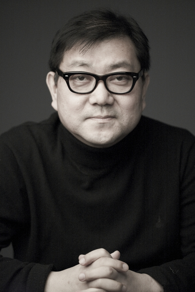 유정근(기업인/제일기획 전무)
유정근 제일기획 전무는 지난 2008년부터 5년간 오비의 광고를 지휘한 장본인이다. ‘톡!하게 산다’,‘짜릿하게 즐겨라’,‘청춘문화 답사기’등 일련의 캠페인을 통해 카스를 ‘젊음의 브랜드’라는 일관된 방향으로 끌고 온게 바로 그다.