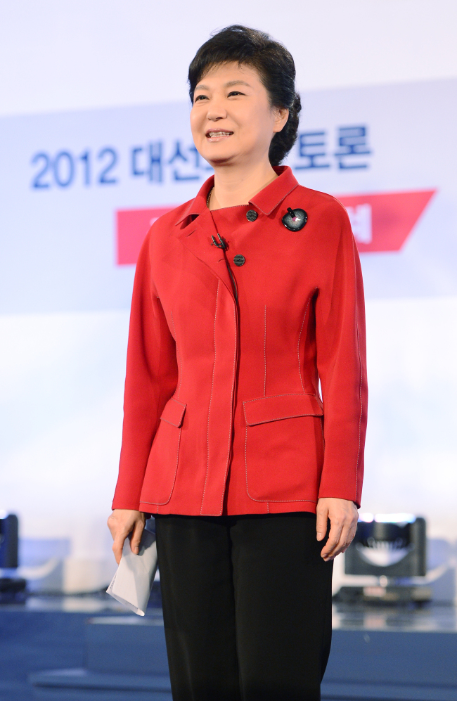 박근혜(대통령후보/국회의원/새누리당)
Saenuri Party candidate Park Geun-hye's first televised debate late Monday focused on plans to protect the middle class which is regarded to hold the key to the Dec. 19 election.