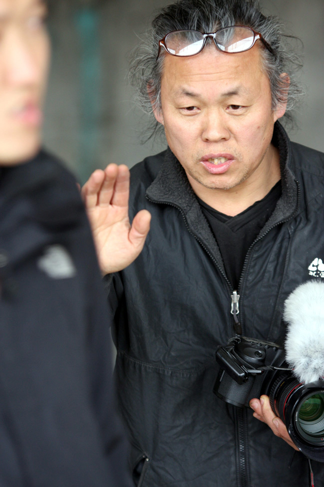 김기덕(영화감독)
재단법인 신영균예술문화재단은 ‘제2회 아름다운예술인상 대상’에 영화 ‘피에타’를 연출한 김기덕 감독을 선정했다고 27일 밝혔다.