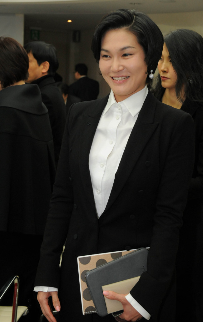 이서현(기업인/제일모직 부사장)
재능있는 한국계 신인 디자이너를 발굴해 창작활동을 지원해온 SFDF가 올해로 8회째를 맞이했다. SFDF는 이서현<사진> 제일모직 부사장이 상무로 승진하던 2005년 가을에 설립됐다. 이 부사장의 ‘글로벌 패션 기업화’ 전략과 궤를 같이 하며, 이제는 ‘스타 디자이너’ 등용문으로 완전히 자리매김했다.