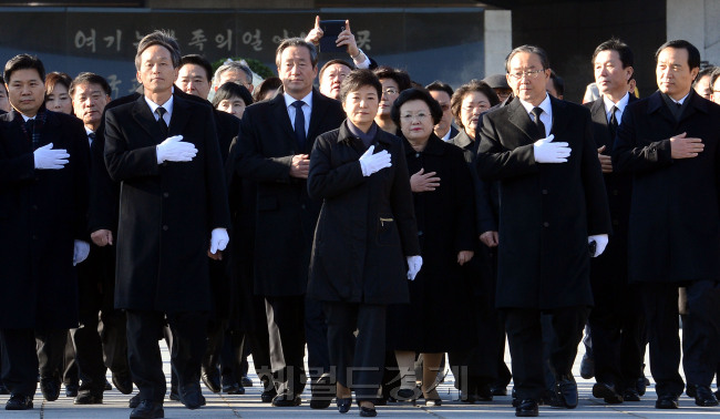 제18대 대통령선거 공식선거운동이 시작된 27일 오전 박근혜 새누리당 대통령 후보가 서울 동작동 현충원을 참배하고 있다./안훈기자 rosedale@ 2012.11.27