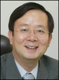 신용섭(언론인/EBS사장)
방송통신위원회는 27일 오전 전체회의를 열고 차기 EBS 사장에 신 전 방통위원을 선임하기로 의결했다. 방통위는 오는 30일 신임 EBS 사장에 대해 임명장을 수여할 예정이다. 임기는 2015년 11월29일까지 3년이다.