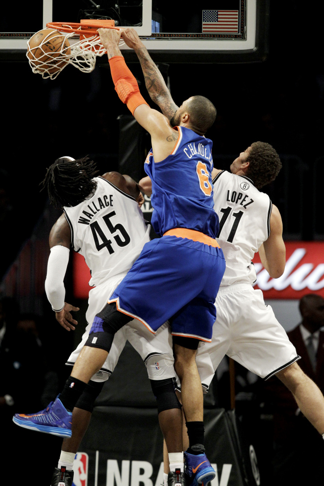 <YONHAP PHOTO-0514> New York Knicks center Tyson Chandler (6) dunks over Brooklyn Nets forward Gerald Wallace (45) and center Brook Lopez (11) in the first half of their NBA basketball game at Barclays Center, Monday, Nov. 26, 2012, in New York. (AP Photo/Kathy Willens)/2012-11-27 10:42:41/ <저작권자 ⓒ 1980-2012 ㈜연합뉴스. 무단 전재 재배포 금지.>
New York Knicks center Tyson Chandler dunks against the Brooklyn Nets in the first half.   AP-Yonhap News