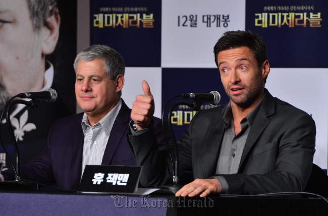 카메론 매킨토시(좌/Cameron Mackintosh/뮤지컬기획자),휴 잭맨(Hugh Jackman/배우)
Australian actor Hugh Jackman (right) and British theatrical producer Cameron Mackintosh speak during a press conference promoting their upcoming musical film “Les Miserables” at the Ritz Carlton Seoul on Monday.   Lee Sang-sub/The Korea Herald
