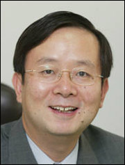 신용섭(언론인/EBS신임 사장)
EBS 신임 사장에 신용섭(54·사진) 전 방송통신위원회 위원이 선임됐다. 방송통신위원회는 27일 오전 전체회의를 열고 차기 EBS 사장에 신 전 방통위원을 선임하기로 의결했다. 방통위는 오는 30일 신임 EBS 사장에게 임명장을 수여할 예정이다. 임기는 2015년 11월 29일까지 3년이다.