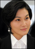 이서현(기업인/제일모직 부사장)
재능있는 한국계 신인 디자이너를 발굴해 창작활동을 지원해온 SFDF가 올해로 8회째를 맞이했다. SFDF는 이서현<사진> 제일모직 부사장이 상무로 승진하던 2005년 가을에 설립됐다. 이 부사장의 ‘글로벌 패션 기업화’ 전략과 궤를 같이 하며, 이제는 ‘스타 디자이너’ 등용문으로 완전히 자리매김했다.