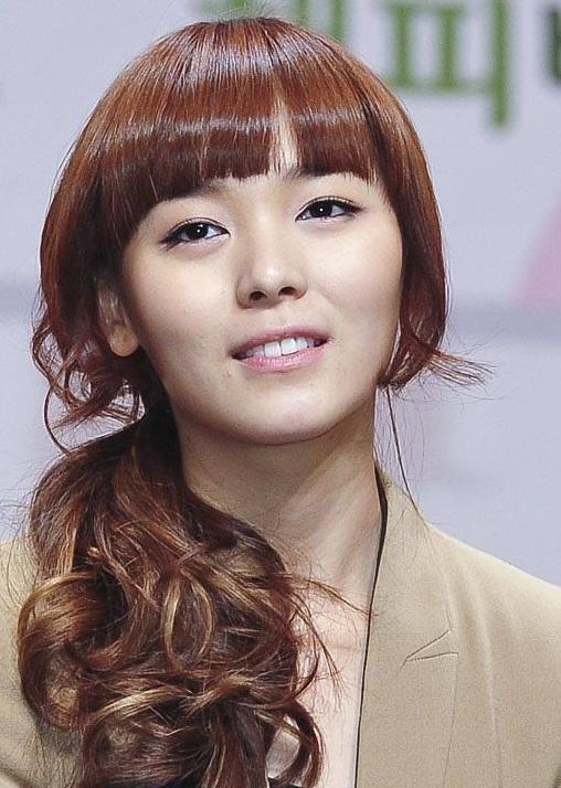 선예(민선예/가수/원더걸스)
걸그룹 원더걸스의 선예가 열애사실을 공개한 지 1년여 만에 공식 결혼발표를 했다.
JYP 엔터테인먼트 측은 11월 27일 오전 보도자료를 통해 “본사 소속 아티스트인 원더걸스의 리더 선예 양이 내년 1월 26일 결혼하게 됐다”고 밝혔다.