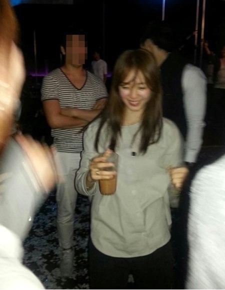 이연희(배우)
배우 이연희 클럽 포착 사진이 누리꾼의 관심을 모으고 있다.
27일 한 온라인 커뮤니티 게시판에는 ‘이연희, 클럽에서 본 모습’이라는 글과 함께 사진 한 장이 게재됐다.
　사진에는 이연희가 한 클럽에서 편안한 복장을 한채 한 손에 음료를 들고 있는 모습이 담겨 있다.