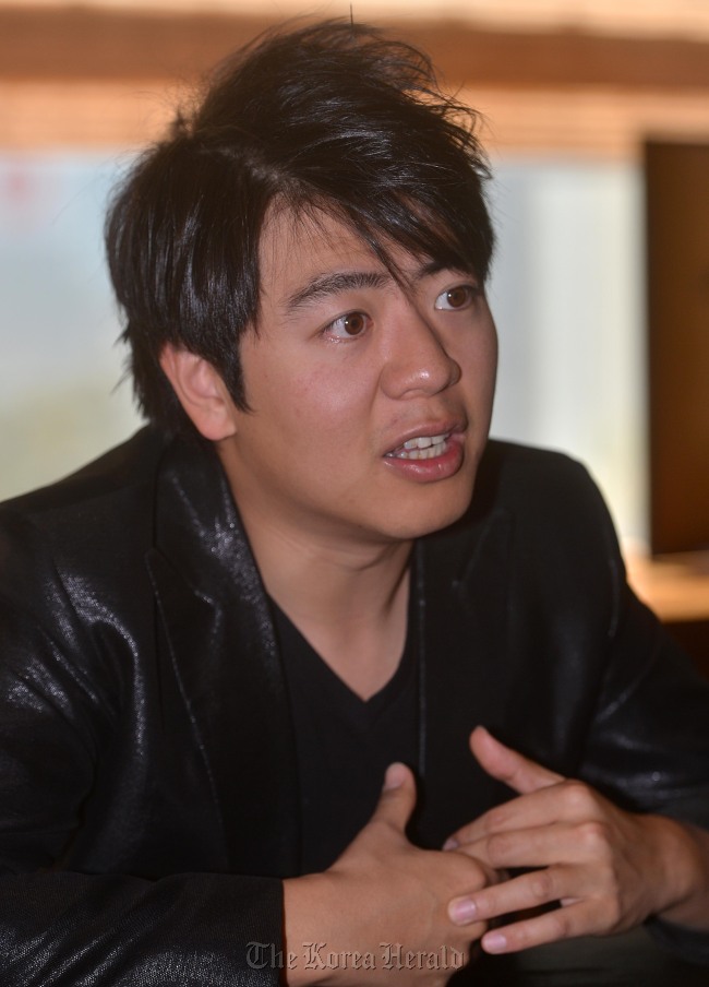 Pianist Lang Lang talks to The Korea Herald in Seoul on Tuesday.   Lee Sang-sub/The Korea Herald