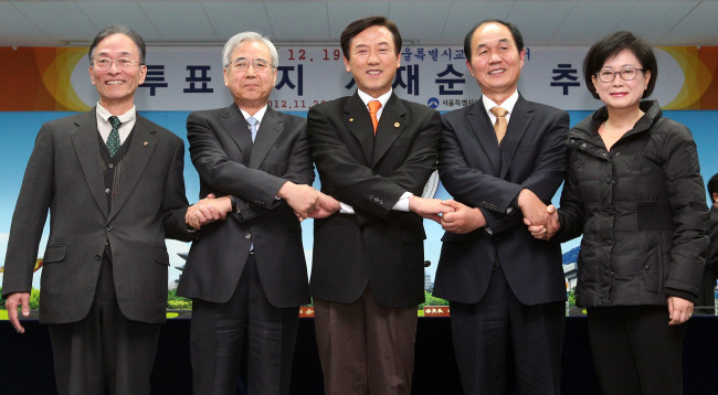 Candidates for Seoul education chief pose after completing their registration for the Dec. 19 by-election on Monday. From left are Lee Sang-myun, Moon Yong-lin, Choi Myung-bok, Lee Soo-ho and Nam Seung-hee. Yonhap News