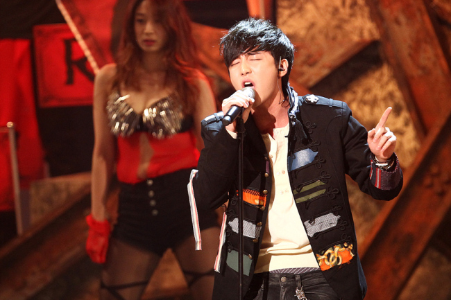 로이킴(김상우/화제인물)
케이블 채널 Mnet ‘슈퍼스타K4’의 우승자인 로이킴이 ’2012 MAMA’ 준비에 한창이다.
CJ E&M 측은 11월 27일 “로이킴이 얼마 남지 않은 ‘MAMA’ 무대를 위해 ‘슈퍼스타K4’ 종료 후 휴식을 즐기고 있는 다른 참가자들과 달리 주말부터 바로 ‘MAMA’ 공연 연습에 돌입했다”고 밝혔다.