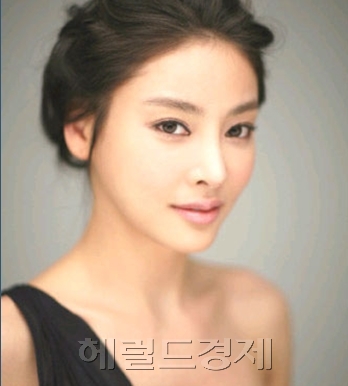 장자연(배우)
2009년 3월7일, 배우 장자연이 경기 분당구 소재 자택에서 목을 매 숨졌다. 향년 30세. 당시 드라마 ‘꽃보다 남자’ 조연으로 출연중이던 장자연 자살 사건은 우울증에 따른 무명 연예인의 자살 사건으로 마무리되는 듯 했지만, 장자연의 전 매니저에 의해 그녀가 자살 직전에 작성한 자필문건이 공개되면서 재계 및 언론계 유명 인사들이 연루된 ‘연예인 성(性)상납’ 스캔들로 확산됐다.