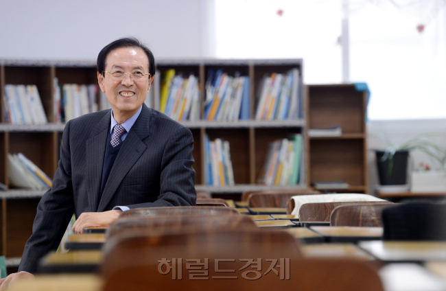 일성여자중고등학교 이선규 교장 인터뷰./안훈기자 rosedale@ 2012.11.22
일성여자중고등학교 이선규 교장 인터뷰./안훈기자 rosedale@ 2012.11.22