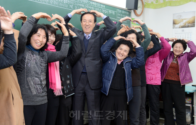 일성여자중고등학교 이선규 교장 인터뷰./안훈기자 rosedale@ 2012.11.22
일성여자중고등학교 이선규 교장 인터뷰./안훈기자 rosedale@ 2012.11.22