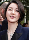 이영애(배우)
초호화 전원주택에 출퇴근하는 가사도우미, 경비원 등을 위한 셔틀버스까지 있다고 전해진 이영애 집 관련 보도가 사실이 아니라는 소식이 전해졌다.