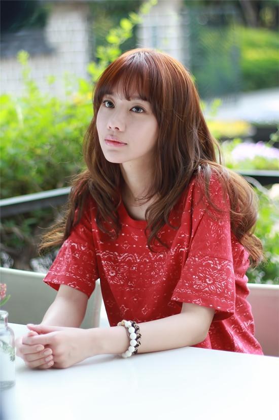 김아중(배우)
김아중은 11월 27일 오후 서울 용산 CGV에서 열린 영화 ’나의 PS 파트너’(감독 변성현) 언론배급시사회에 참석해 취재진과 만났다.
그는 이날 극중 신음소리 연기가 힘들지 않았냐는 취재진의 질문에 "처음에 시나리오를 받고, 리딩을 할 때는 부끄러웠다"며 "하지만 막상 촬영할 때는 부끄러워 하지 않으려고 노력했다. 제가 부끄러워하면 촬영 스태프들 모두 어색해 하실 것 아니냐"고 답했다.