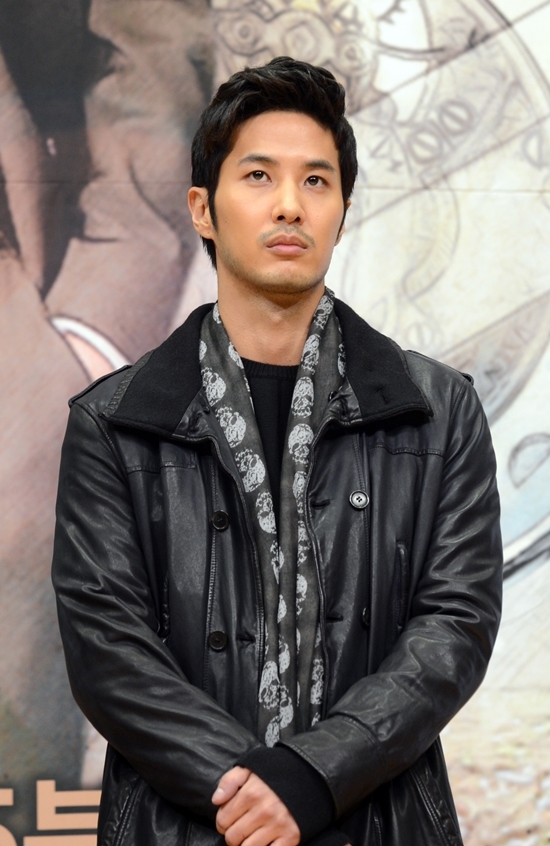 김지석(김보석/배우)
배우 김지석이 SBS 새 주말드라마 ‘청담동 앨리스’(극본 김지운 김진희, 연출 조수원 신승우)에 참여하게 된 가장 큰 이유로 ‘전문직 캐릭터’를 꼽았다.
김지석은 11월 27일 오후 서울시 양천구의 목동 SBS신사옥에서 열린 ‘청담동 앨리스’ 제작발표회에 참석했다.