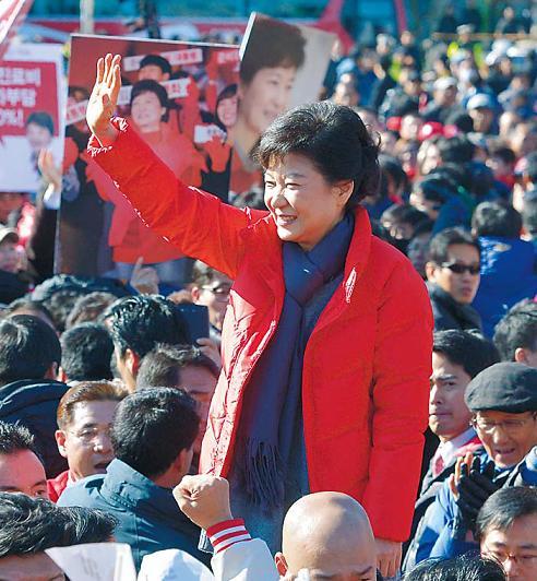 박근혜(대통령후보/국회의원/새누리당)
Presidential candidates Park Geun-hye and Moon Jae-in hit the trails in the key battlegrounds of Daejeon and Busan, respectively, Tuesday at the start of their 22-day official campaign for Cheong Wa Dae.