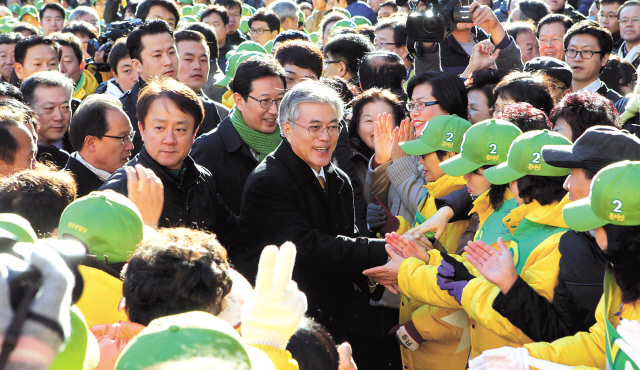 문재인(대통령후보/국회의원/민주통합당)
Presidential candidates Park Geun-hye and Moon Jae-in hit the trails in the key battlegrounds of Daejeon and Busan, respectively, Tuesday at the start of their 22-day official campaign for Cheong Wa Dae.