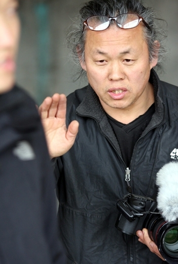 김기덕(영화감독)
김기덕 감독이 재단법인 신영균예술문화재단(이사장 안성기)이 주최하는 제2회 아름다운예술인상 대상을 수상했다.
제2회 아름다운예술인상은 금년 가장 뛰어난 활동 업적을 남긴 영화와 연극 예술인 3개 부문과 일생을 통해 예술문화 발전에 기여한 공로 예술인을 선정, 총 1억 원의 시상금(대상 4천만원, 부문상 각 2천만원)과 함께 상패를 수여하게 된다.