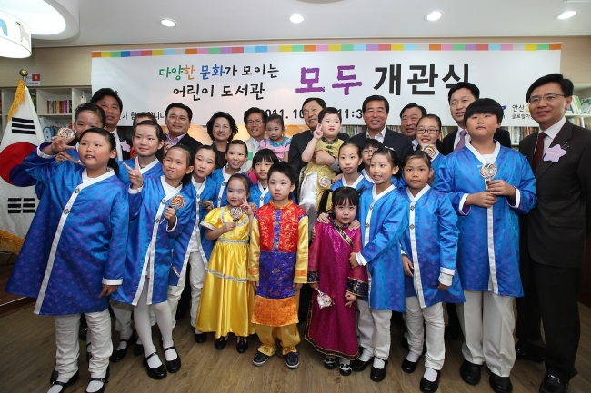 이희범 STX중공업ㆍSTX건설 회장(맨 뒷줄 오른쪽에서 세 번째)은 다문화도서관 ‘모두’ 안산점 개관식에 참석해 김철민 안산시장(맨 뒷줄 오른쪽에서 다섯 번째), 김문수 경기도지사(맨 뒷줄 오른쪽에서 여섯 번째) 등 주요 외빈 및 아이들과 함께 기념촬영을 하고 있다.