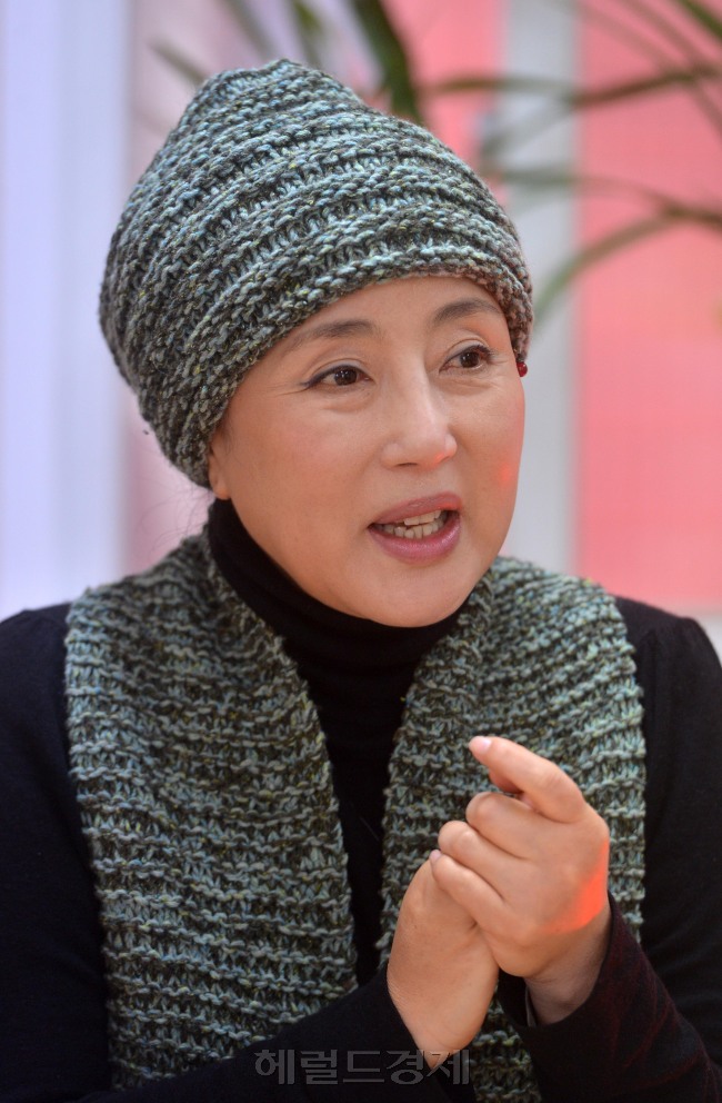 김성녀(교수/국악인/국립창극단 예술감독)
김성녀 국립창극단 예술감독은 최근 막을 올린 파격적인 스릴러 창극 ‘장화홍련’의 평가에 대해 내심 걱정하는 눈치를 보이면서도 그의 말 끝엔 창극의 변화에 대한 의지가 묻어 있었다.
