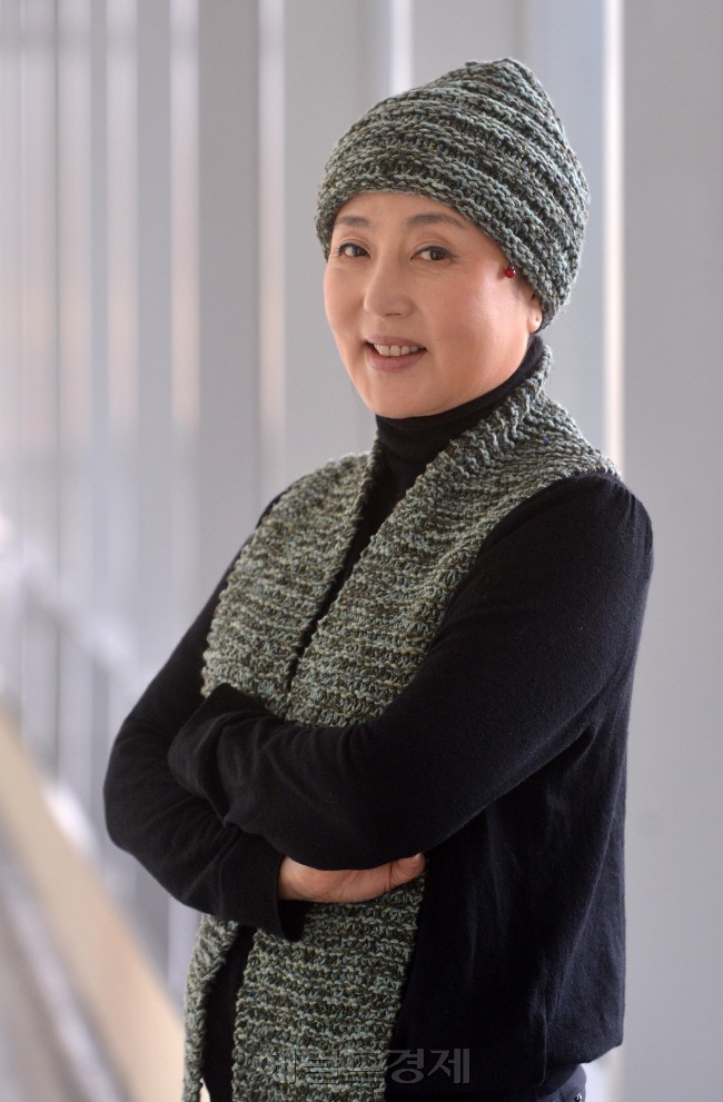 김성녀(교수/국악인/국립창극단 예술감독)
김성녀 국립창극단 예술감독은 최근 막을 올린 파격적인 스릴러 창극 ‘장화홍련’의 평가에 대해 내심 걱정하는 눈치를 보이면서도 그의 말 끝엔 창극의 변화에 대한 의지가 묻어 있었다.