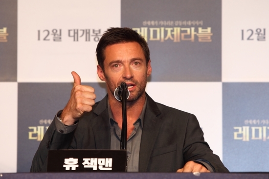 휴 잭맨(Hugh Jackman/배우)
할리우드 배우 휴 잭맨이 한국 사랑과 피겨 스케이팅 선수 김연아를 향한 응원을 보내 팬들의 눈길을 끌었다. 지난 11월 26일 오후 서울 리츠칼튼 호텔에서 열린 영화 ‘레미제라블’의 주인공 휴 잭맨과 프로듀서 카메론 맥킨토시가 함께 하는 내한 기자회견이 성황리에 종료됐다.